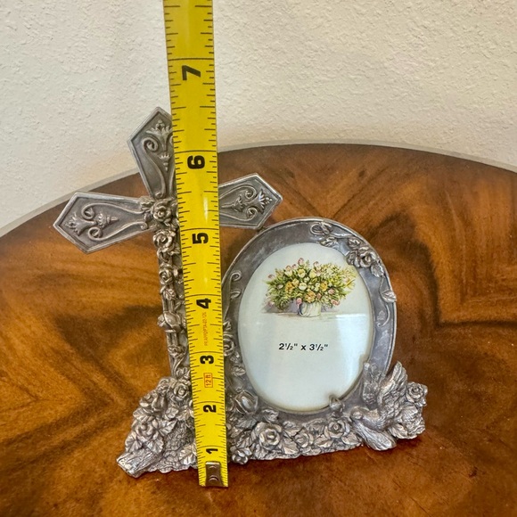 H - K Perfect Pewter Floral Cross Photo Frame - Picture 8 of 9